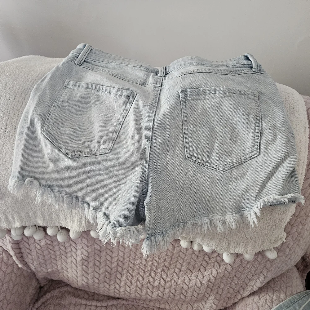 Shorts - Picture 2 of 3